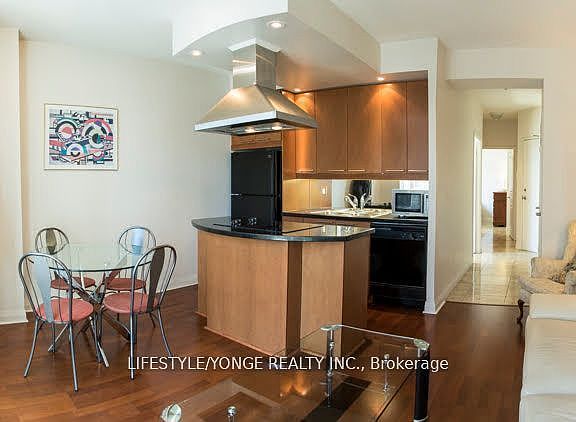 3rd image of 1121 Bay St #1608