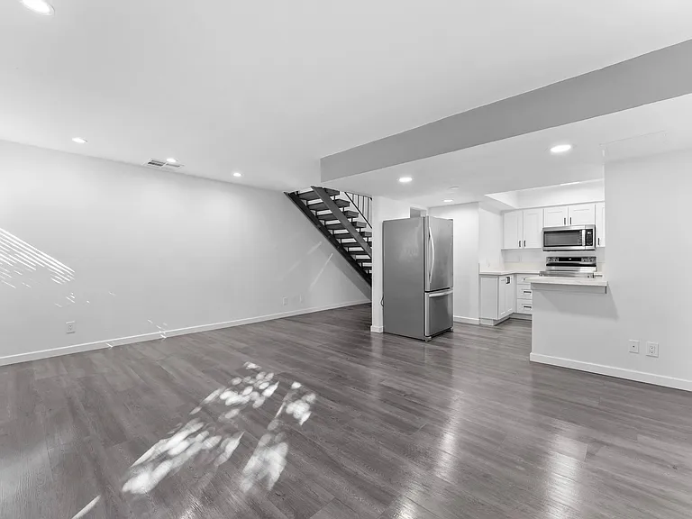 1615 Greenfield Ave — Photo 12