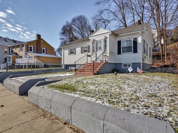 22 School St, Lawrence, MA 01841