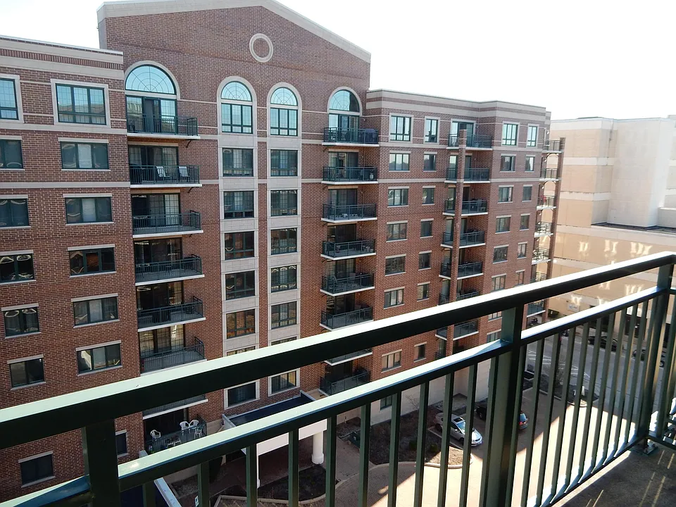 770 Pearson St #802