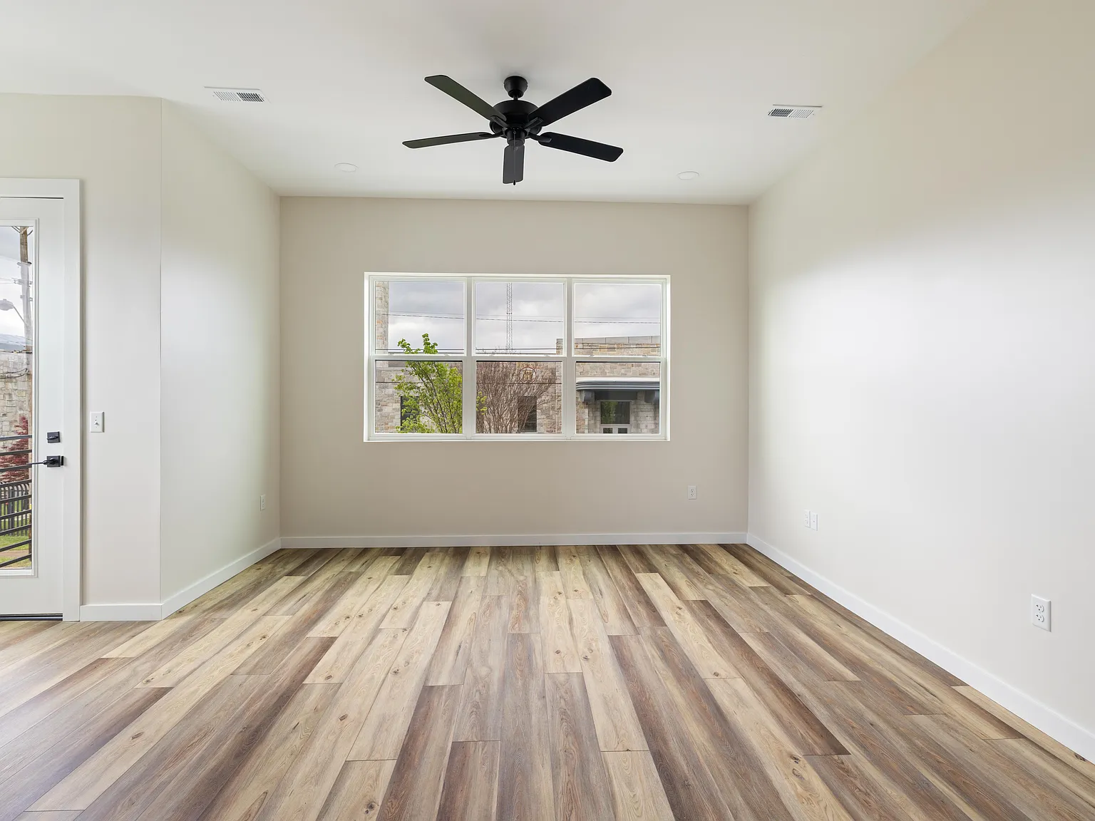 3 bed, 2.5 bath, 1550 sqft, $2,500 — Photo 1
