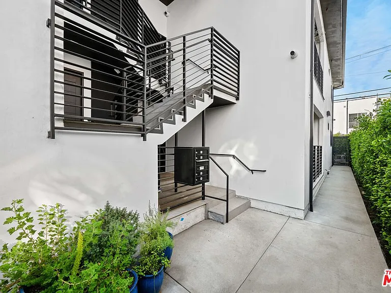 1211 S Sherbourne Dr #2 — Photo 16