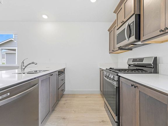 5th image of 876 E Kinsley Ave