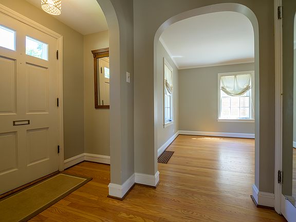 2nd image of 729 E Prairie Ave