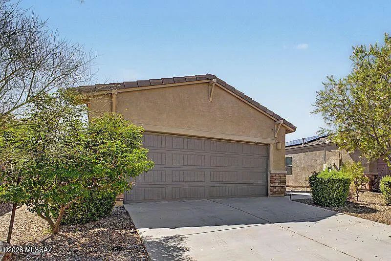 3 bed, 2.0 bath, 1602 sqft, $1,800 — Photo 2