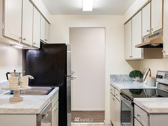 3rd image of 11012 NE 68th St APT 517