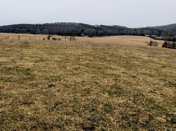 954 Island Creek Dr, Hillsville, VA 24343