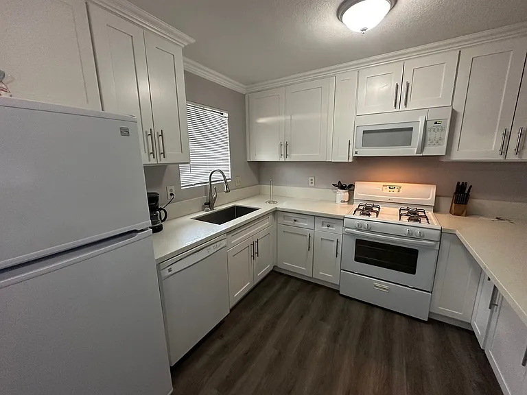 201 W Drummond Ave — Photo 7