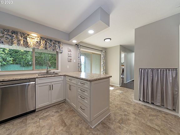 5th image of 1325 SE 25th Pl