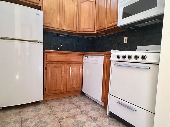 4th image of 442 Humboldt St APT 3A