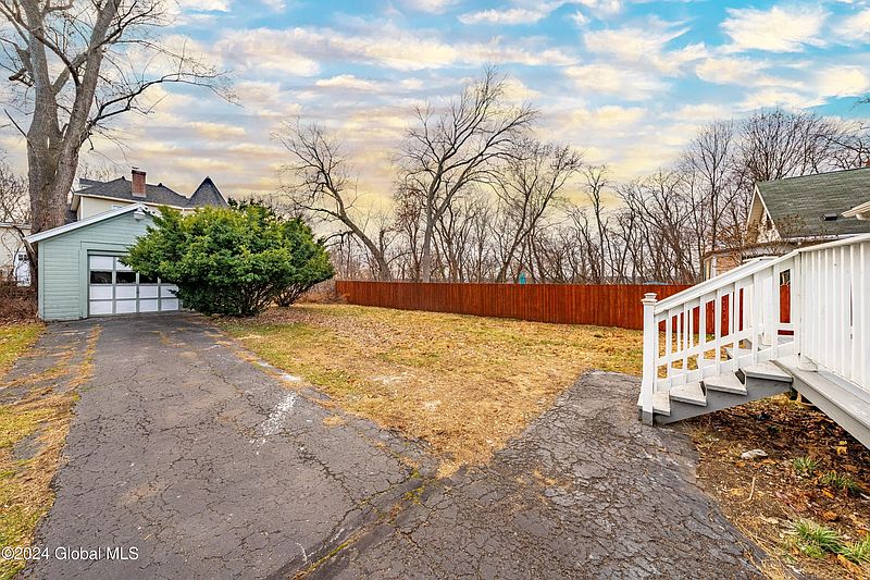 4th image of 24 Summit Avenue