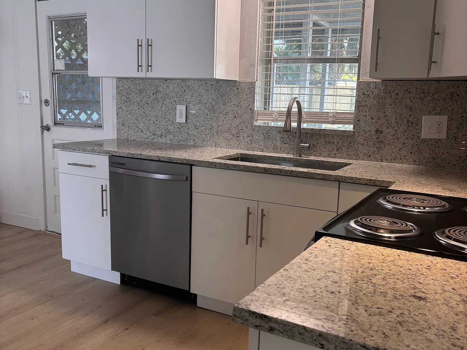 1 bed, 900 sqft, $1,950 — Photo 3