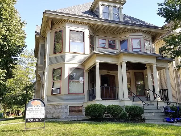 Doctors Guest House on Richmond with Co-Living Space — Photo 6