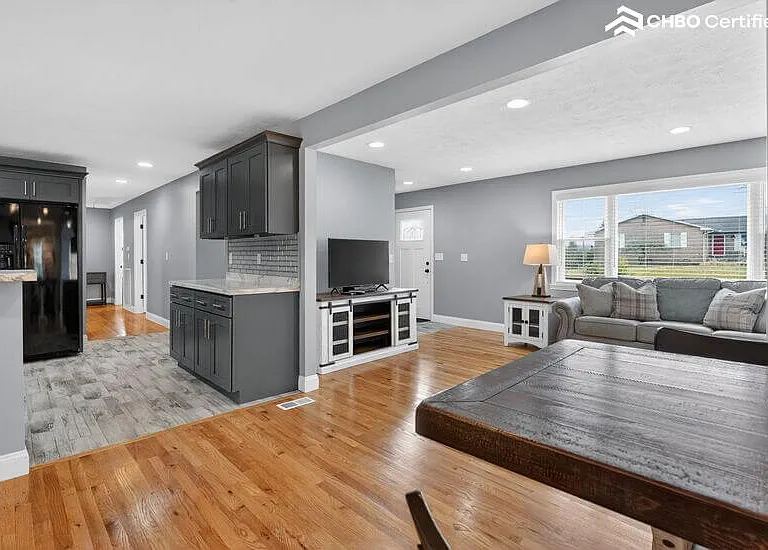 2136 Collins St — Photo 12