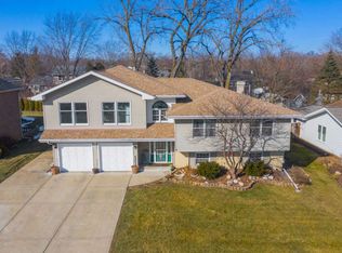 21W680 Buckingham Rd, Glen Ellyn, IL 60137