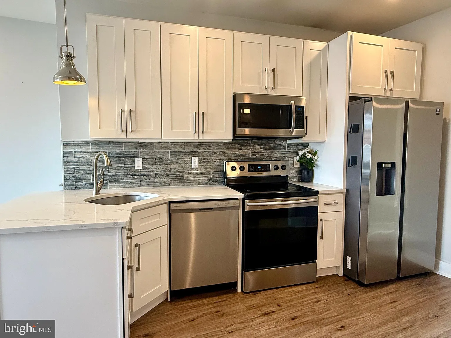 1 bed, 700 sqft, $1,525 — Photo 2