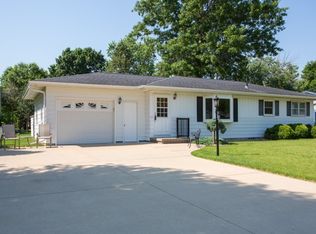 323 Orchard Dr, Cedar Falls, IA 50613