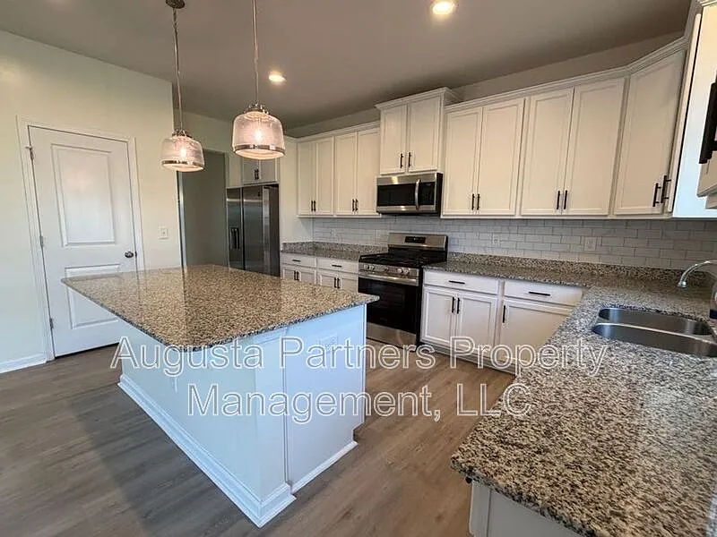 4 bed, 2.5 bath, 2456 sqft, $2,500 — Photo 4
