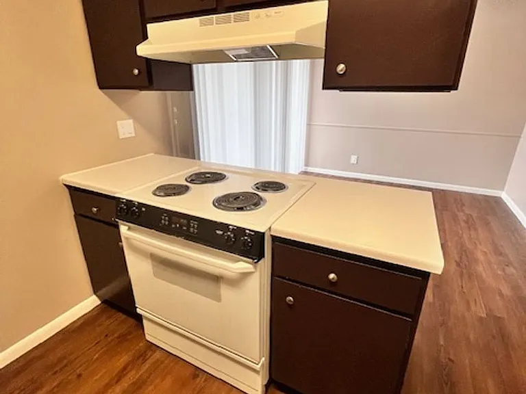 Bristol Square Apartments — Photo 68