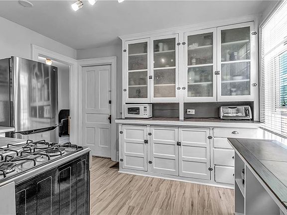 2nd image of 205 W Tupper St #1