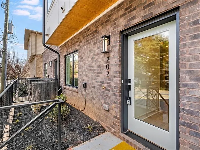 1237 Memorial Dr — Photo 38