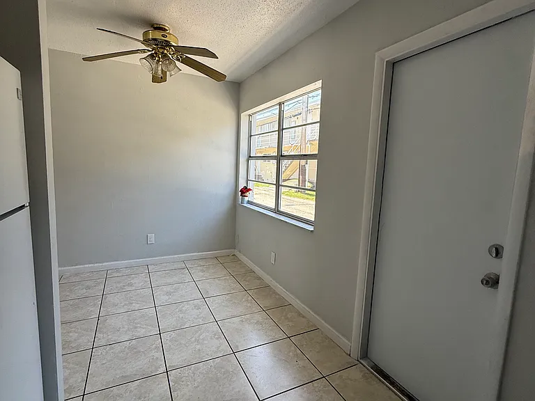 915 NE 8th St #206 — Photo 10
