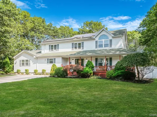 5 Bridal Path, Center Moriches, NY 11934