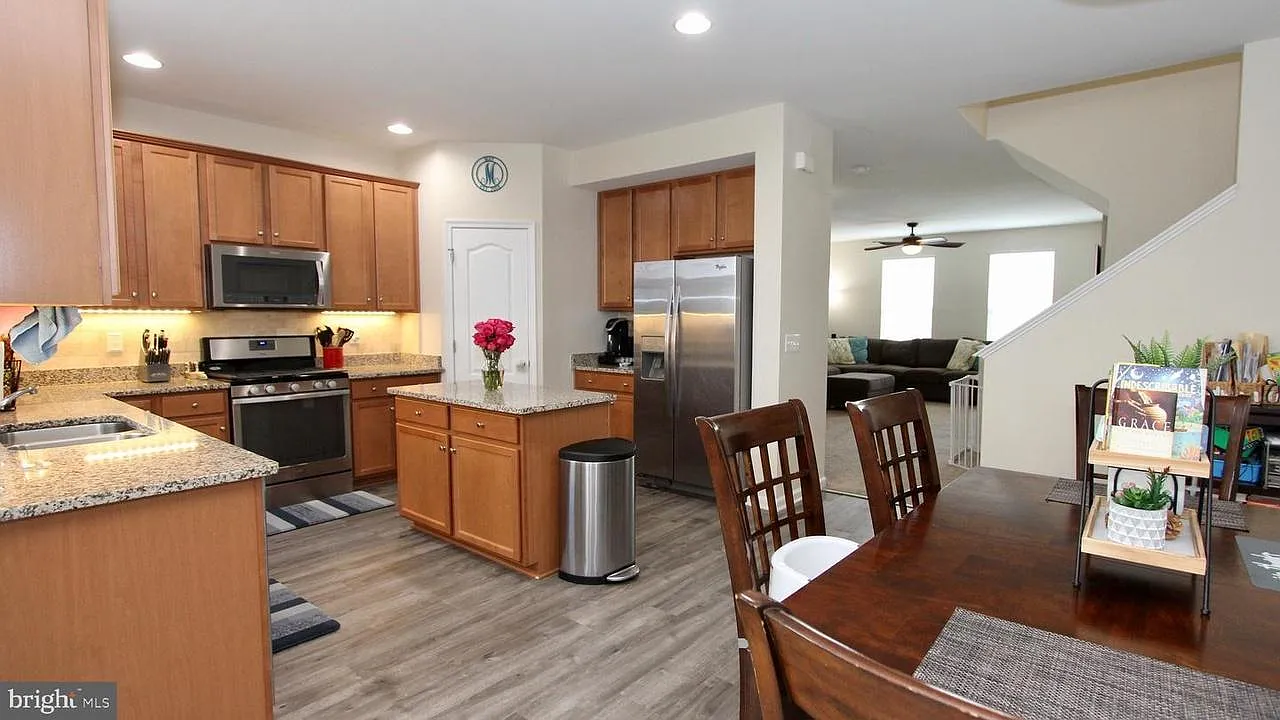 3 bed, 2759 sqft, $2,900 — Photo 4