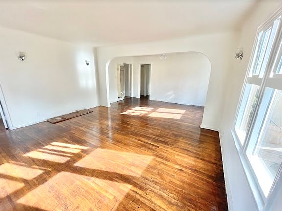 3rd image of 522 N Heliotrope Dr #1/2