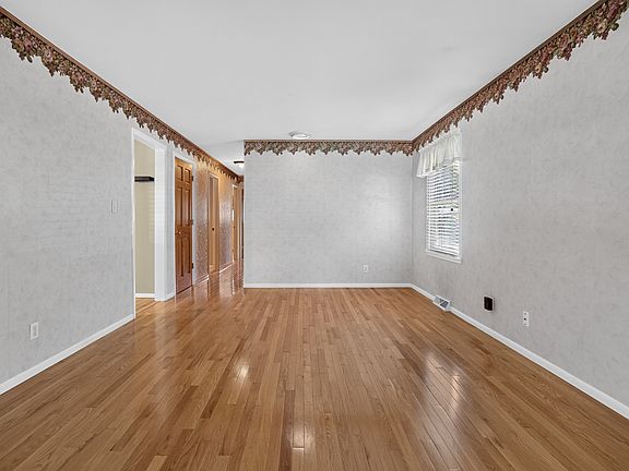 4th image of 1204 Searle Dr