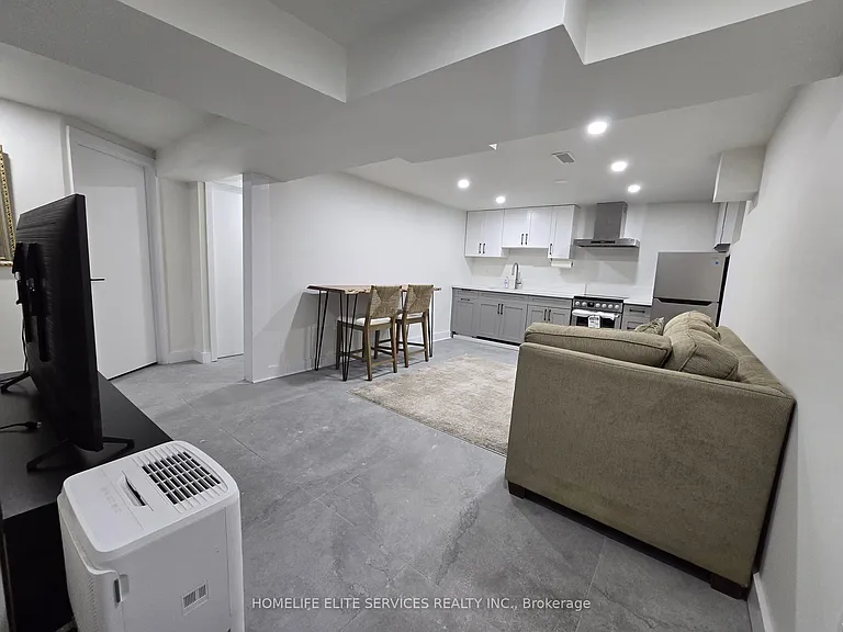 36 Manorglen Cres — Photo 12