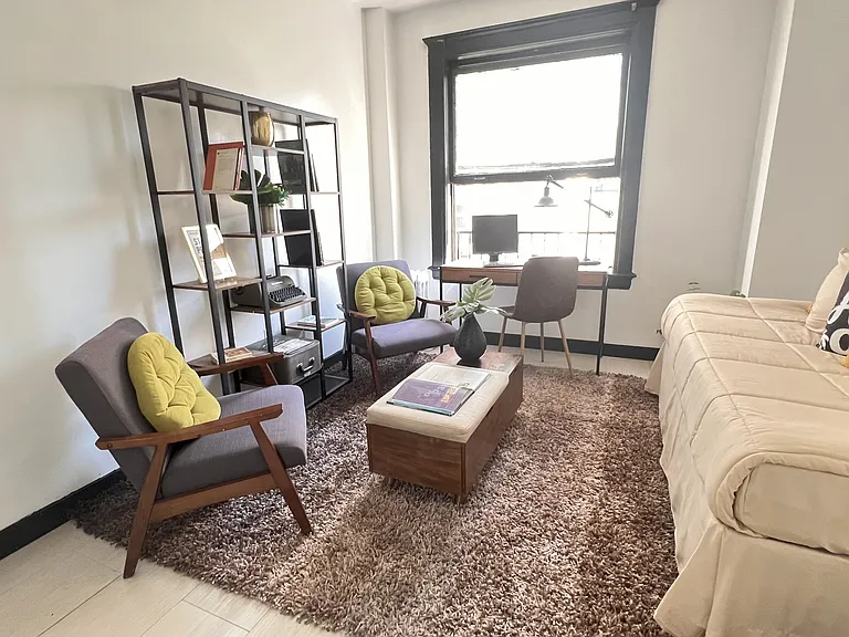 Hayward Manor Apartments — Photo 2