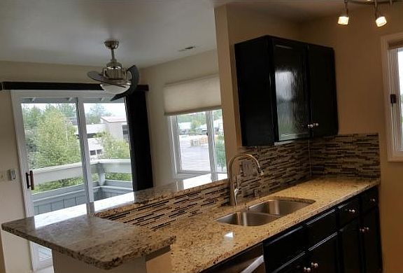 Kitchen Breakfast Bar & Dining Area