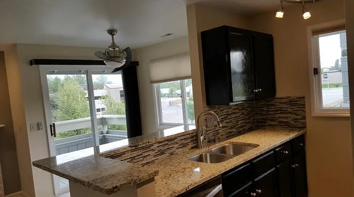 Kitchen Breakfast Bar & Dining Area