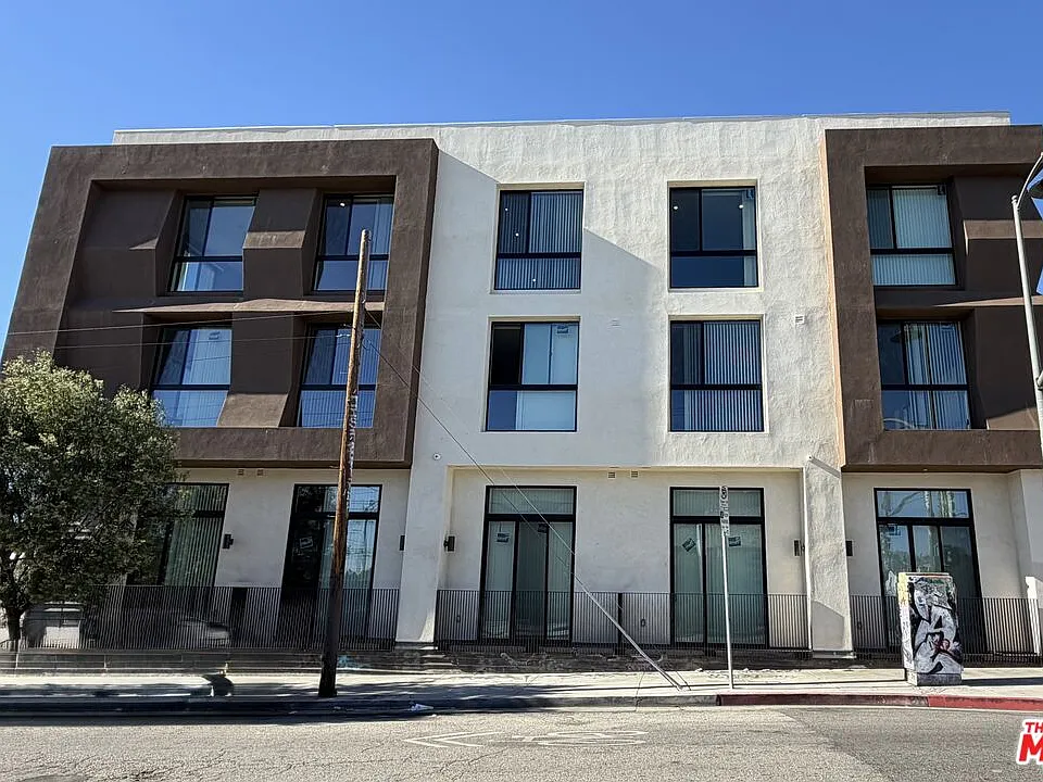 1870 E 1st St #202