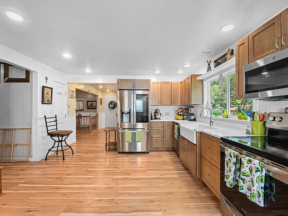5th image of 611 Hegney Way