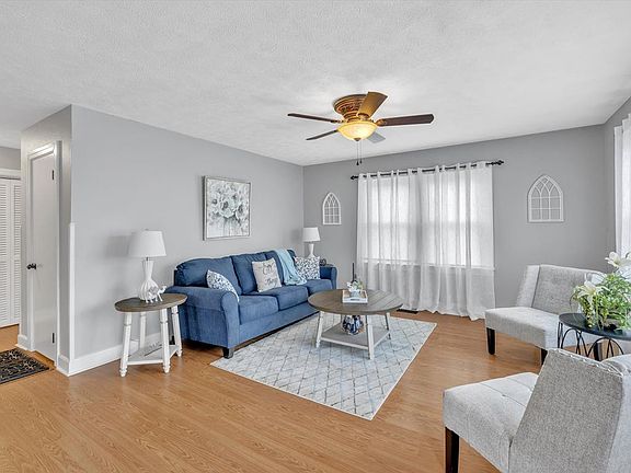 3rd image of 834 Sunset Dr