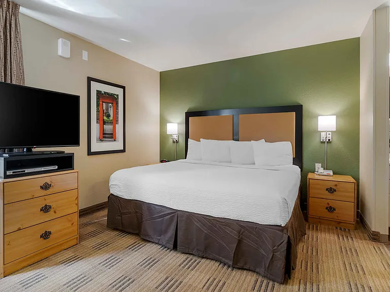 Deluxe Studio - 1 King Bed