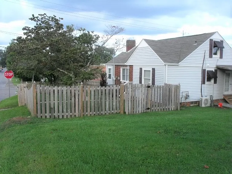 901 Johnson Ave — Photo 4