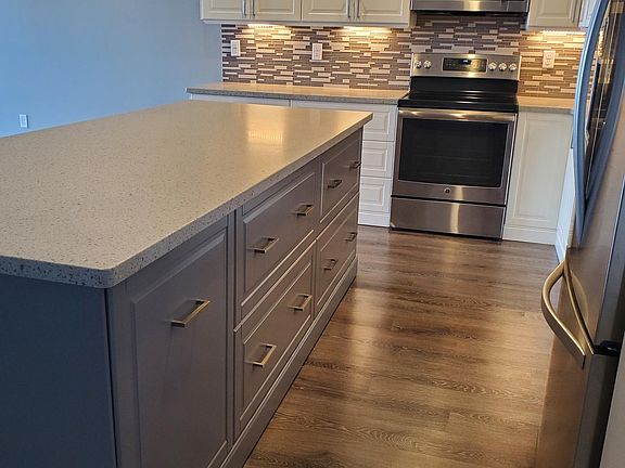 Lots of cabinets w/soft close.