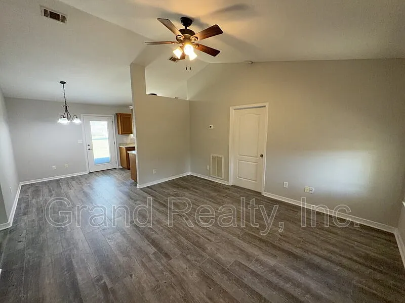 3 bed, 2.0 bath, 1118 sqft, $1,650 — Photo 2