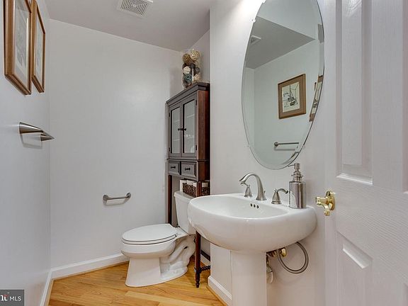 4th image of 10096 Farrcroft Dr