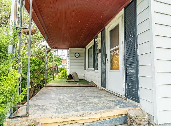 5th image of 3740 Evansville Ave