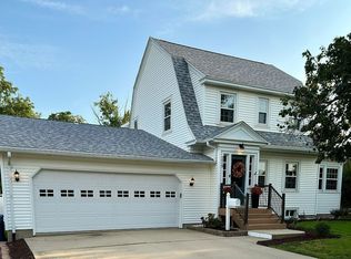 219 10th St, De Witt, IA 52742