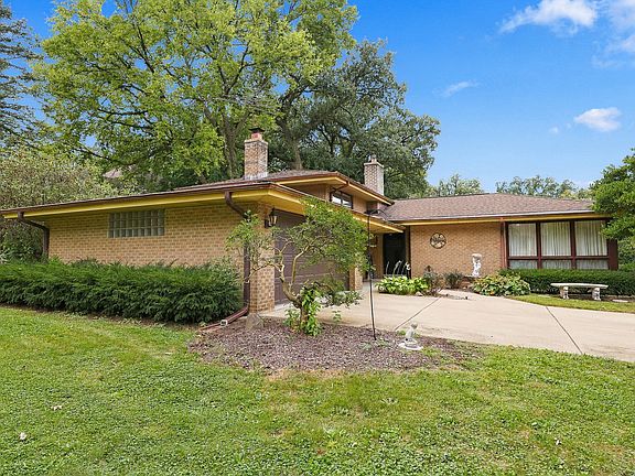 4th image of 853 Edgewater Dr