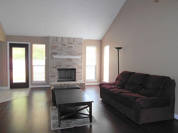 3rd image of 214 Old Oaks St