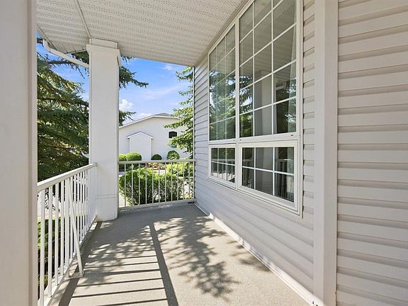 3rd image of 4 S Douglasview Park SE