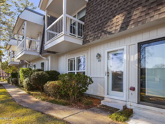 4th image of 550 Post Rd APT 121