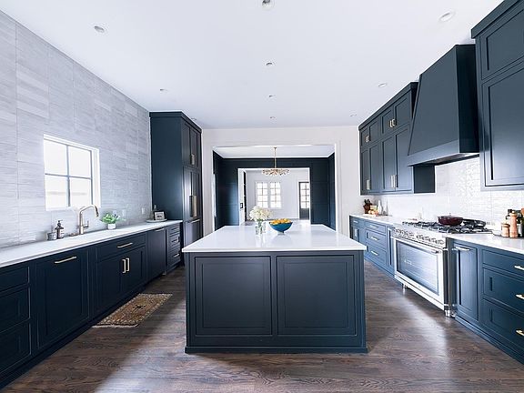 3rd image of 1009 Villa Pl