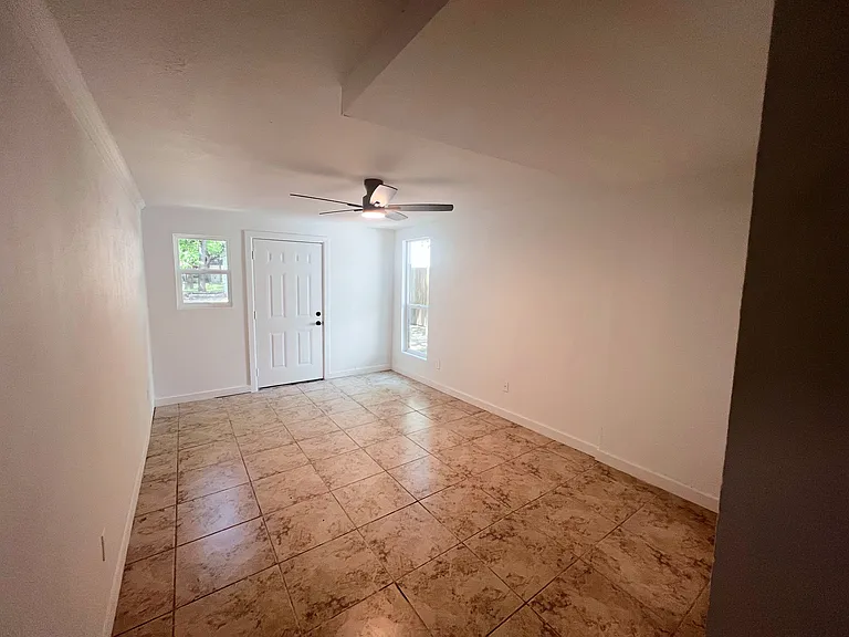 620-622 N Austin St #B — Photo 3